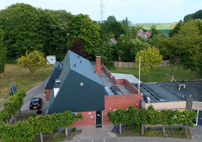 Groot woonhuis waar hulpverleners begeleiding bieden aan ouder en kind Groot woonhuis waar hulpverleners begeleiding bieden aan ouder en kind