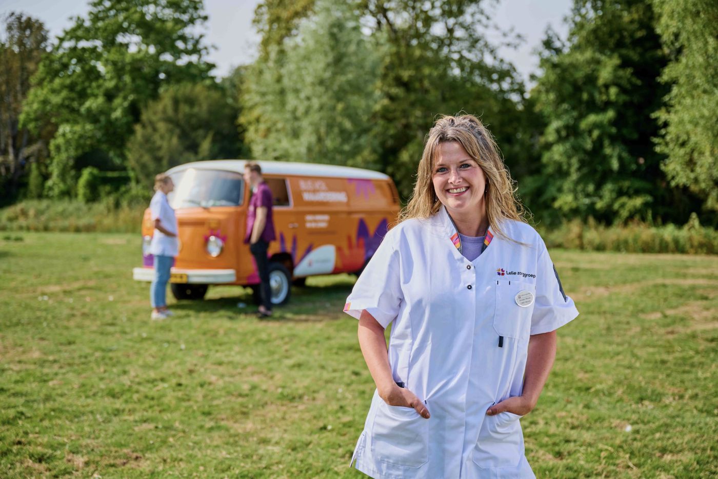 Portret zorgverlener bus vol waardering verpleegkundige verzorgende vacature thuiszorg verpleeghuiszorg zorg uniform Portret zorgverlener bus vol waardering verpleegkundige verzorgende vacature thuiszorg verpleeghuiszorg zorg uniform