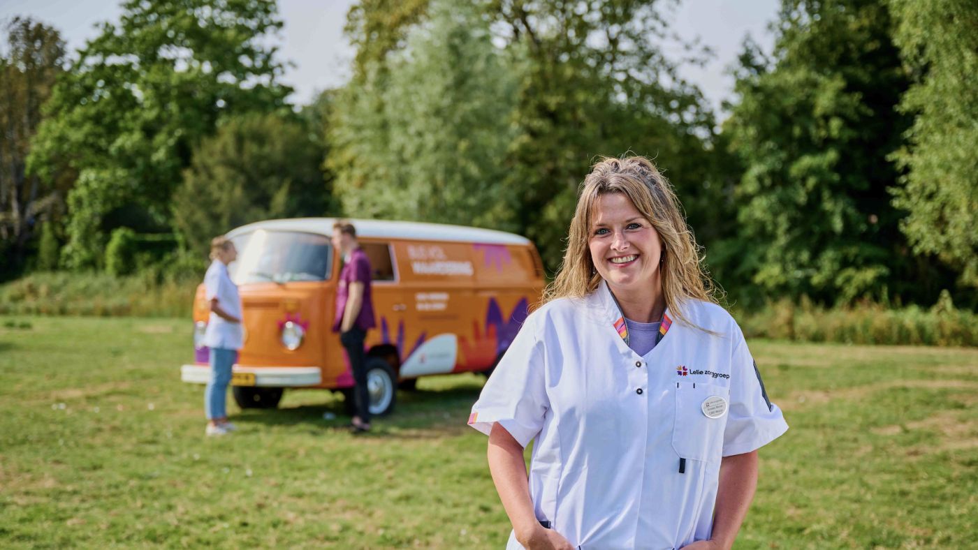 Portret zorgverlener bus vol waardering verpleegkundige verzorgende vacature thuiszorg verpleeghuiszorg zorg uniform Portret zorgverlener bus vol waardering verpleegkundige verzorgende vacature thuiszorg verpleeghuiszorg zorg uniform