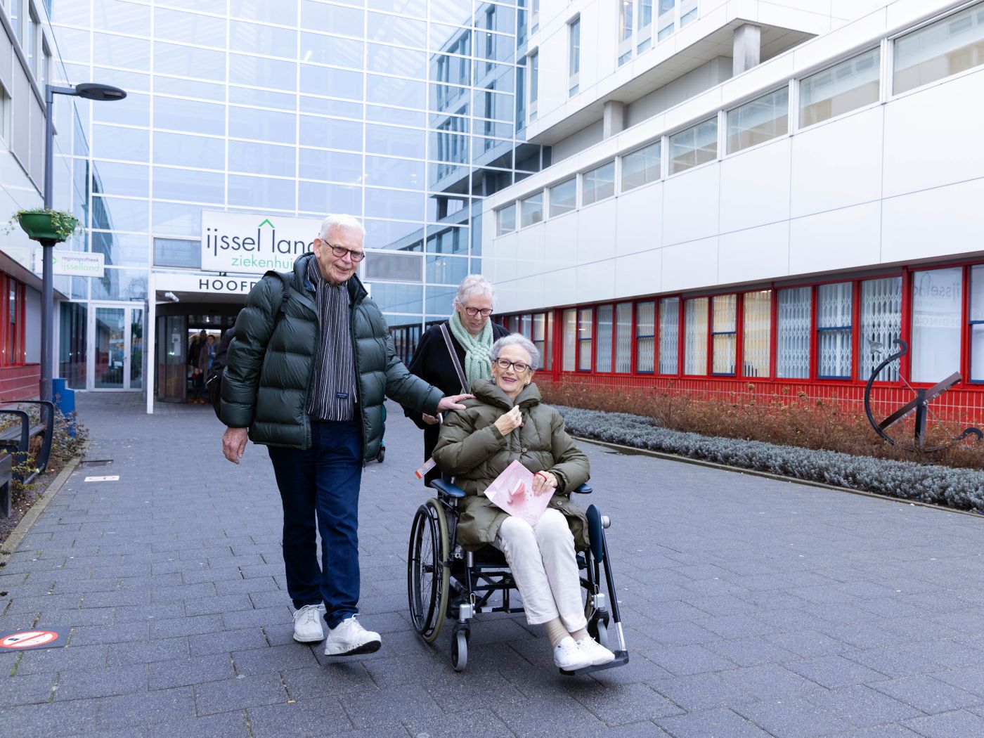 Revalidatie cliënt in rolstoel voor hoofdingang IJsselland Revalidatie cliënt in rolstoel voor hoofdingang van het  IJsselland Ziekenhuis