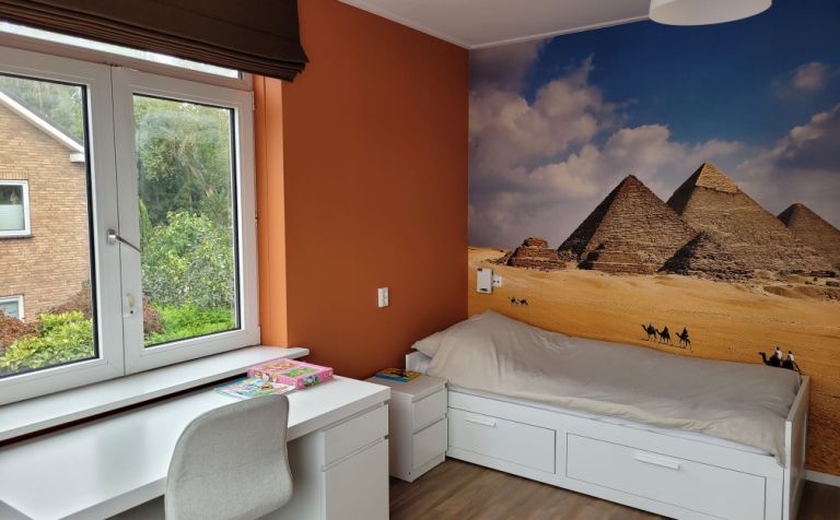 Slaapkamer logeerhuis De Break Nieuwerkerk Slaapkamer in logeerhuis De Break met een bed en bureau met spellen, puzzels en boeken