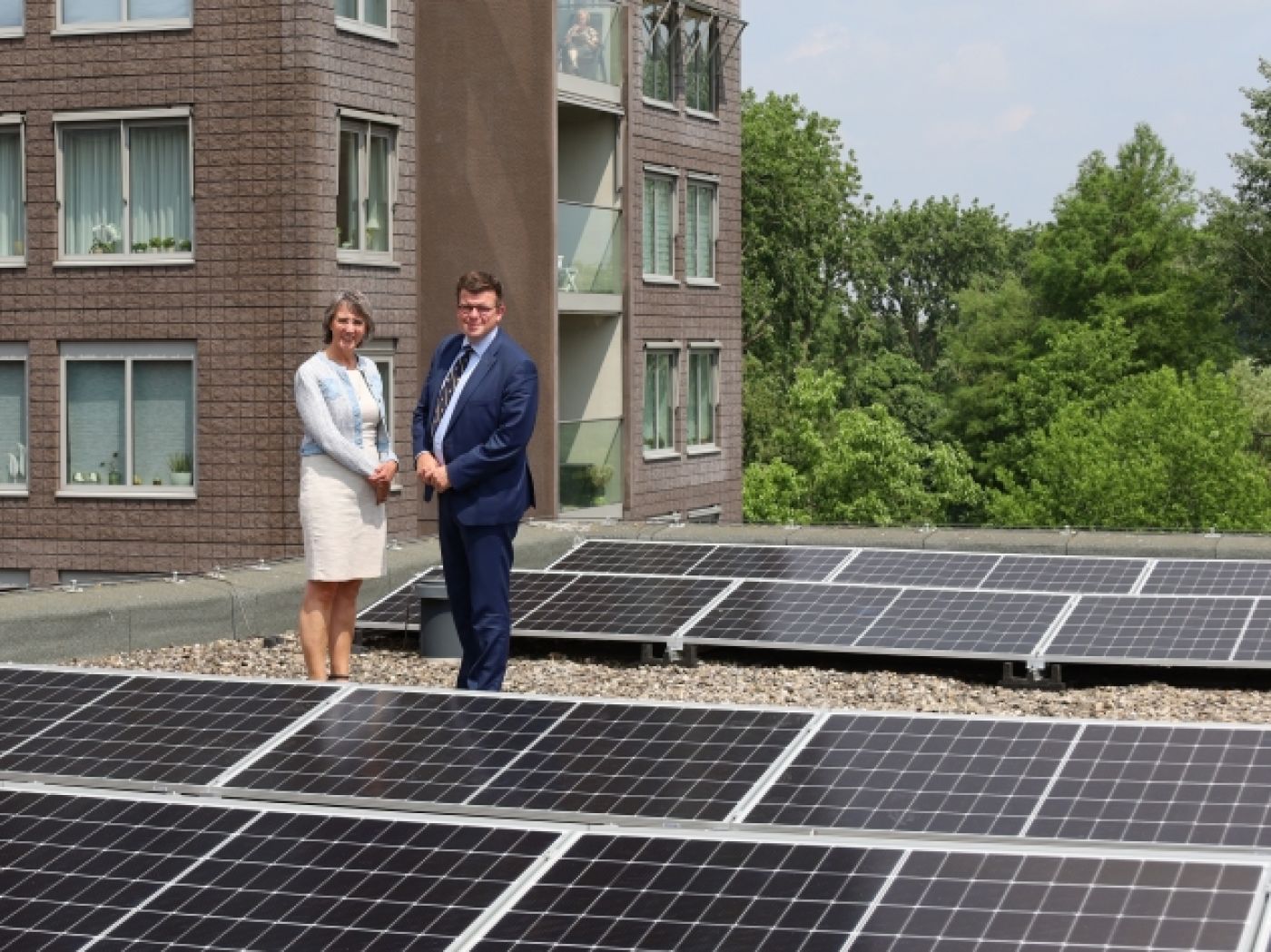 Zonnepanelen Riederborgh met bestuurders De twee bestuurders van Lelie zorggroep staan op een dak met zonnepanelen bij locatie Riederborgh