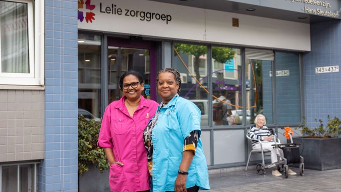 Medewerkers christelijk verpleeghuis Rotterdam Atrium Lelie zorggroep vacature helpende zorgmedewerker verzorgende verpleegkundige Medewerkers verpleeghuis Atrium poseren voor ingang