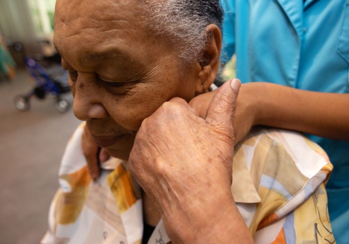 Cliënt verpleeghuis Atrium warm moment handen samen palliatieve zorg Cliënt verpleeghuis Atrium houdt hand vast van medewerker