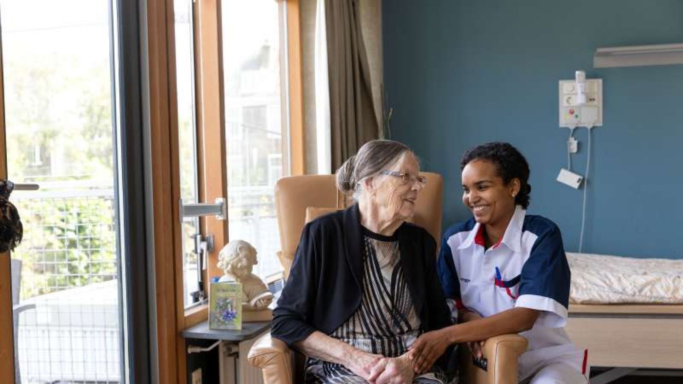 Bewoner zorgverlener verzorgende verpleegkundige Pniël vacature verpleeghuiszorg Rotterdam Bewoner zorgverlener verzorgende verpleegkundige Pniël vacature verpleeghuiszorg Rotterdam