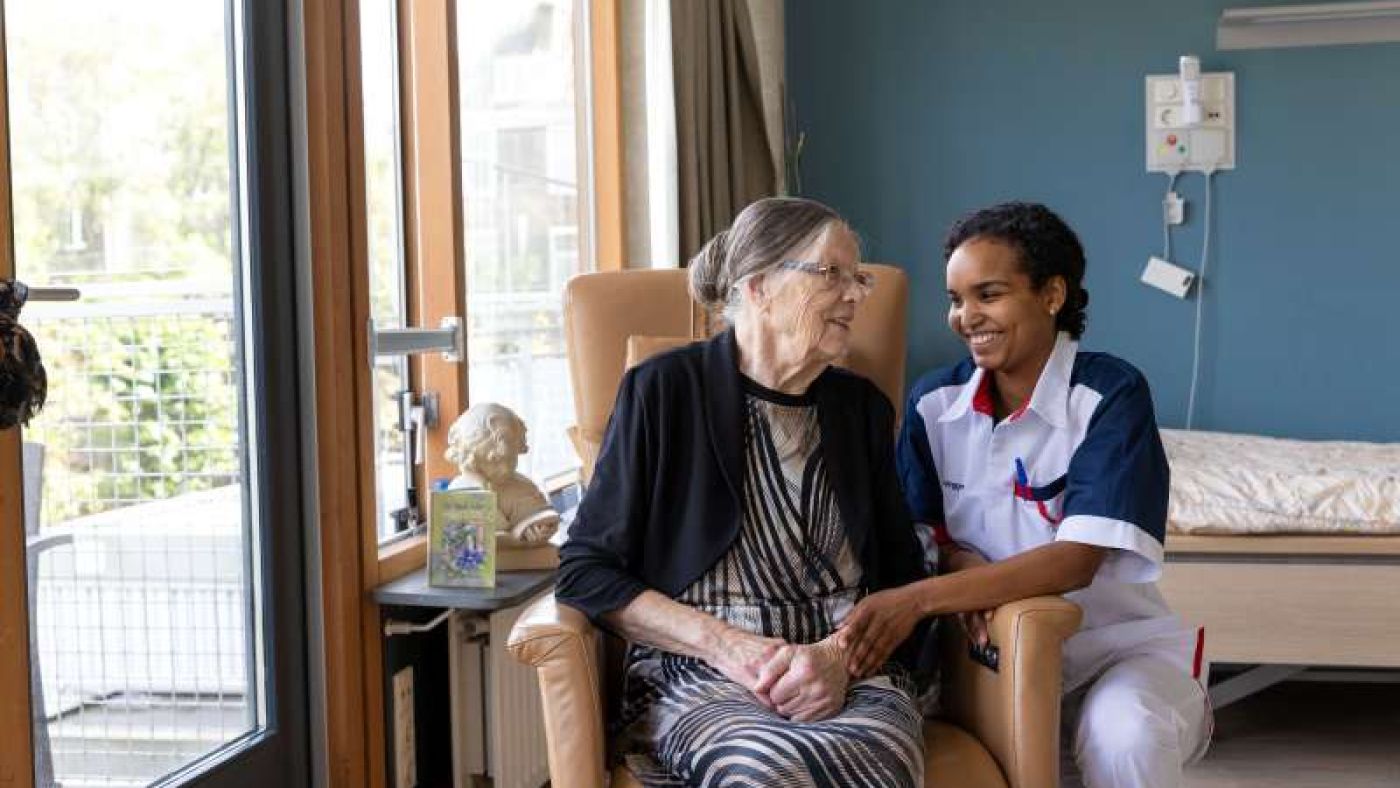 Bewoner zorgverlener verzorgende verpleegkundige Pniël vacature verpleeghuiszorg Rotterdam Bewoner zorgverlener verzorgende verpleegkundige Pniël vacature verpleeghuiszorg Rotterdam