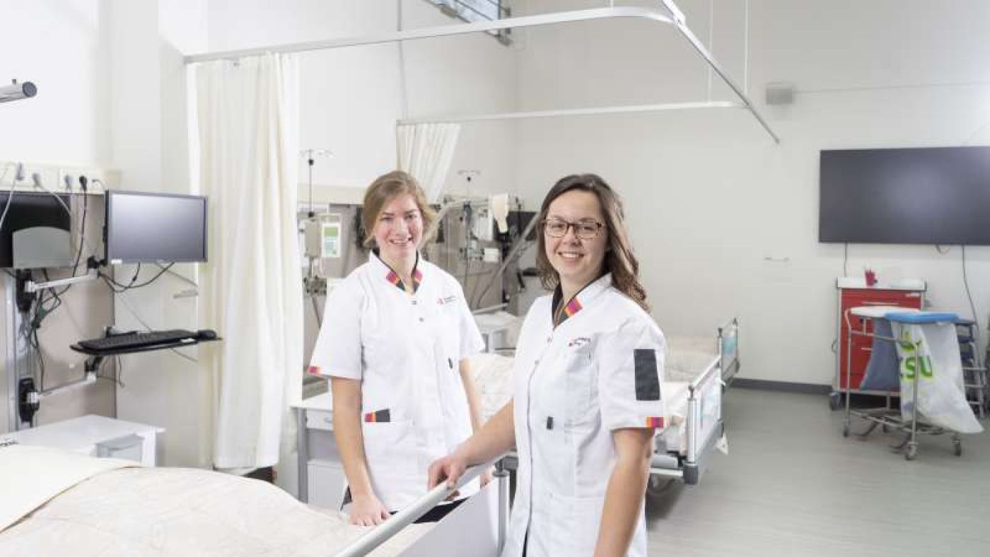 Student studenten stagiair zorg school opleiding vacature verpleegkundigen verzorgenden bed leerling uniform Student studenten stagiair zorg school opleiding vacature verpleegkundigen verzorgenden bed leerling uniform