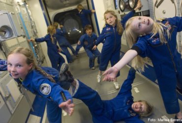 Kinderen zweven aan boord van het International Space Station met naam